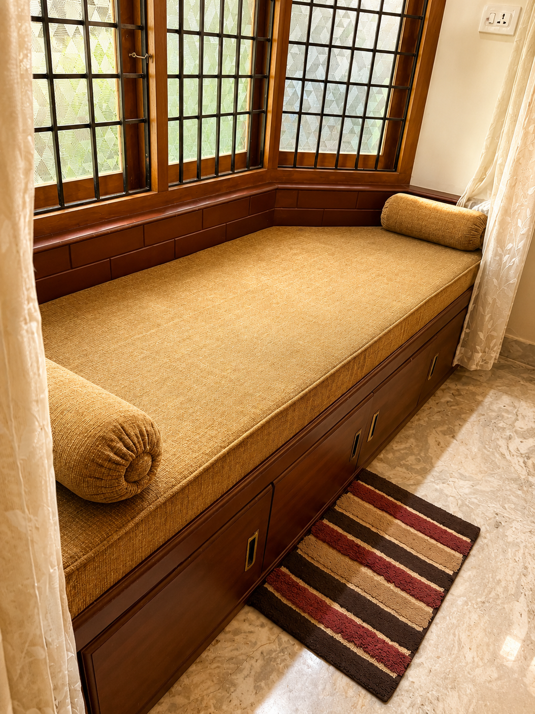 Sit-Out Room diwan cot 2 — Maleyam Homestay